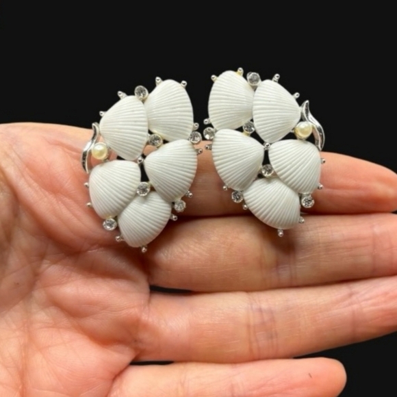 LISNER Vintage silver tone white lucite clear rhinestone shell Clip On earrings - Picture 9 of 9